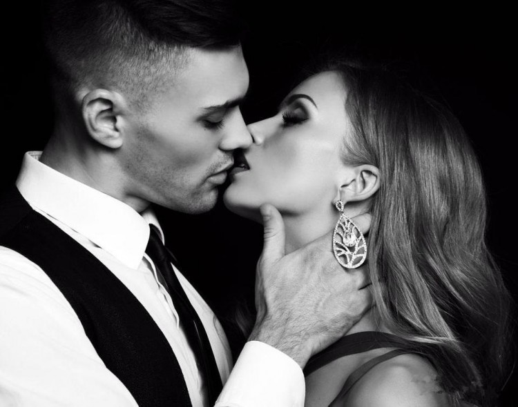 那些甜蜜拥吻的微信头像爱情就是从无水印开始